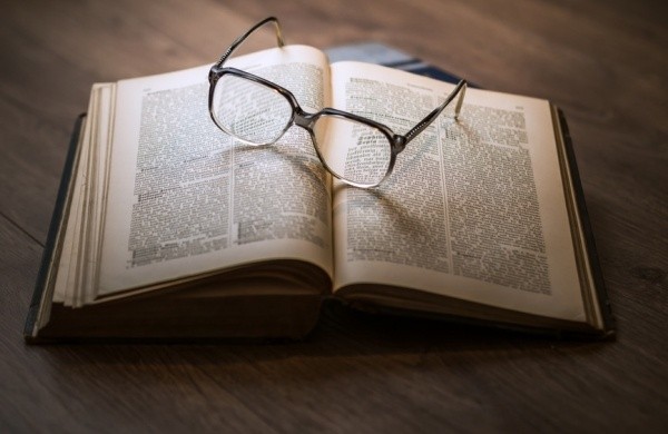 Libro con occhiali di Umberto Eco